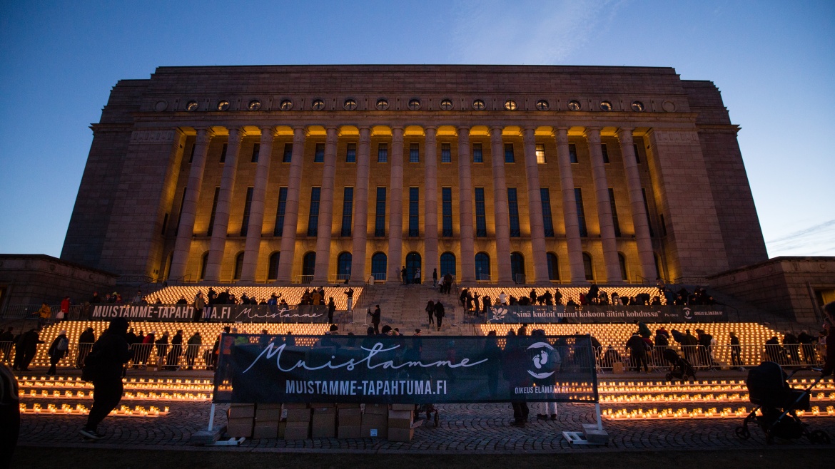 Dozens of volunteers lit 8,645 candle on the steps of the Finnish national parliament, in Helsinki, on 21 March 2026. / Photo: Jaakko Haapanen.,